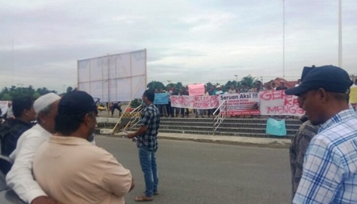 Pendemo Proyek Krueng Pase Nyaris Dobrak Gerbang Kantor Bupati