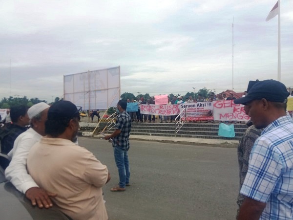 Para tokoh masyarakat, diantara H.M.Yuf Hasan bersama para petani ikut aksi demo menuntut Pj.Bupati Aceh Utara menerima petisi yang berisikan tuntutan seputar penyelesaikan Proyek Bendung Krueng Pase yang terlantar di Aceh Utara, Senin (4/9). Waspada/Zainal Abidin