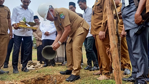 Pj Bupati Abdya Darmansah, melakukan peletakan batu pertama pembangunan Masjid Baitul Syifa RSUTP Abdya. Senin (4/9).Waspada/Syafrizal