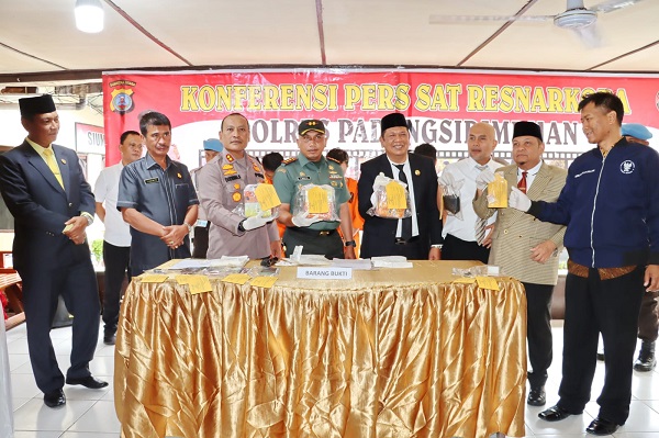 Kapolres Padangsidimpuan AKBP Dudung Setyawan bersama Wali Kota Irsan Efendi Nasution dan Forkopimda saat konferensi pers pengungkapan kasus sabu-sabu seberat 3,18 Kg. (Waspada/Sukri Falah Harahap)
