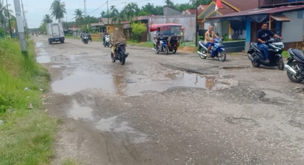 KONDISI jalan provinsi di wilayah Kec. Pangkalansusu rusak parah, namun tak pernah mendapat sentuhan pembangunan dari Pemprovsu. Waspada/Asrirrais