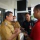 Wartawan Waspada.id, Tian Brahmana saat wawancara mengenai rencana pembangunan pajak mini yang terbakar beberapa waktu lalu kepada Pj Wali Kota Tebingtinggi, Drs, Syarmadani, M.Si. Waspada/Krisrian Brahmana