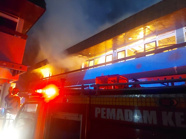KOBARAN api terlihat membakar 7 kamar Hotel Rudang Berastagi. Waspada/Ist.