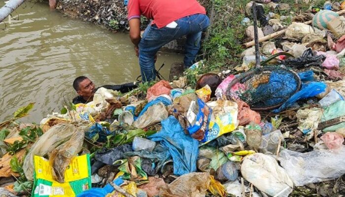 Saluran Tersumbat Sampah Jadi Penyebab Banjir
