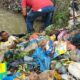 Petugas dari PUPR Kabupaten Pidie sedang membersihkan sampah rumah tangga yang tersumbat di dalam sekat pada Box Culvert, Kutasirong, Kecamatan Pidie, Selasa(5/9) Waspada/Muhammad Riza