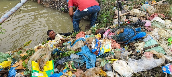 Petugas dari PUPR Kabupaten Pidie sedang membersihkan sampah rumah tangga yang tersumbat di dalam sekat pada Box Culvert, Kutasirong, Kecamatan Pidie, Selasa(5/9) Waspada/Muhammad Riza
