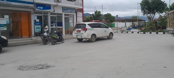Mobil Puskesmas Keliling milik Pemkab Taput sedang parkir di SPBU Tarutung membeli BBM Subsidi pakai jerigen besar, Senin (4/9) sore. Waspada/ Hotbin Purba