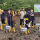 HC, GS, Corcomm, EHSSR & Sustainability Director, FIF Group, Esther Sri Harjati, didampingi Staf Ahli Pemko Langsa, dr Herman, saat melakukan penanaman mangrove di kawasan Gampong Kuala Langsa, Kecamatan Langsa Barat, dalam rangkaian HUT ke-34 FIF Group yang bertajuk 'FIF Group Hijaukan Bumi', Selasa (5/9). Waspada/Rapian