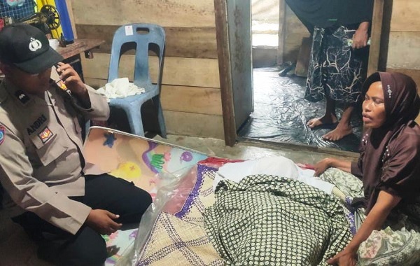 Polisi melayat ke rumah duka Muhammad Aziz, korban kecelakaan di Matang Neuheun, Nurussalam, Aceh Timur, Selasa (5/9). Waspada/Muhammad Ishak