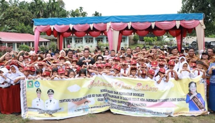 Bupati Dan Bunda PAUD Simalungun Bagikan Booklet Transisi PAUD Ke SD