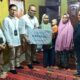 Kepala BPJS Ketenagakerjaan Padangsidimpuan Eris Aprianto (kiri) menyerahkan santunan JKM dan beasiswa kepada ahli waris peserta Jamsostek yang meninggal dunia, Senin (4/9).Waspada/ist.