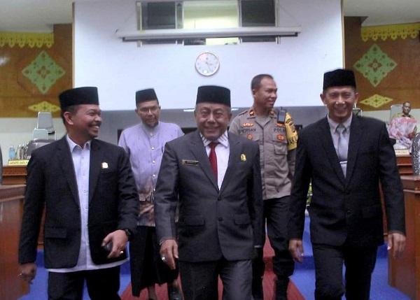 Ketua DPRK Aceh Tamiang, Suprianto, ST bersama Wakil Ketua I, Fadlon, SH dan Wakil Ketua II, Muhammad Nur tampak penuh keakraban seusai rapat paripurna penyampaian nota rancangan KUA dan PPAS Tahun 2024. Waspada/Ist