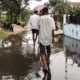 Beberapa warga usai shalat saat melewati genangan air pasang purnama di Komplek BTN, Gampong Sungai Pauh, Kecamatan Langsa Barat, Jumat (1/9). Waspada/Rapian