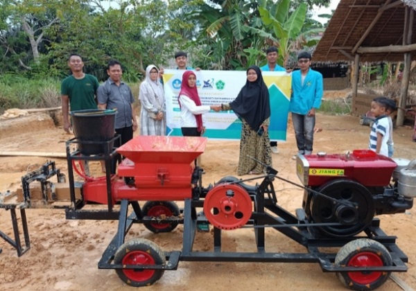 PKM Tim Dosen Fakultas Teknik Universitas Samudra lakukan penerapan teknologi pencetak batu bata otomatis, di Desa Padang Langgis, Kecamatan Seruway Kabupaten Aceh Tamiang. Waspada/Munawar