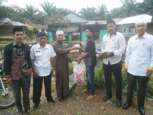 Keluarga Korban Kebakaran Rumah Di Sosa Terima Bantuan Dari Baznas Padanglawas. (Waspada/Idaham Butar Butar/B)