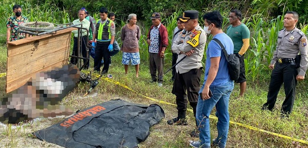 Kapolres AKBP Yogen Heroes Baruno (empat kanan) memimpin langsung olah TKP temuan mayat seorang pria penarik becak barang di Jl. Ringroad, Kel. Nagahuta, Kec. Siantar Marimbun, Kota Pematangsiantar, Kamis (7/9).(Waspada-Ist)