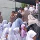 Anak-anak TK/PAUD Raudhatul Al Khaira, naik ke truk untuk bermain sambil mengelilingi Kota Peureulak, Aceh Timur, Jumat (1/9). Waspada/Muhammad Ishak