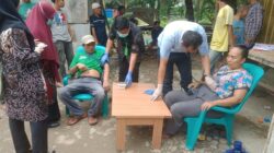 Dinas Kesehatan Kab Padanglawas melakukan pemeriksaan kesehatan terhadap puluhan pekerja bangunan gedung PN Sibuhuan, yang mengeluh sakit perut setelah makan nasi yang diduga beras sintetis.(Waspada/Idaham Butar Butar/B)