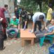 Dinas Kesehatan Kab Padanglawas melakukan pemeriksaan kesehatan terhadap puluhan pekerja bangunan gedung PN Sibuhuan, yang mengeluh sakit perut setelah makan nasi yang diduga beras sintetis.(Waspada/Idaham Butar Butar/B)