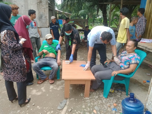Dinas Kesehatan Kab Padanglawas melakukan pemeriksaan kesehatan terhadap puluhan pekerja bangunan gedung PN Sibuhuan, yang mengeluh sakit perut setelah makan nasi yang diduga beras sintetis.(Waspada/Idaham Butar Butar/B)
