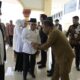 Pj Bupati Aceh Besar Muhammad Iswanto menyalami Wakil Presiden (Wapres) RI, Dr (HC) KH Ma’ruf Amin saat menyambut kedatangan kunjungan ke Aceh, di Bandara Internasional Sultan Iskandar Muda (SIM) Blang Bintang, Aceh Besar, Kamis (7/9). (Waspada/Zafrullah)