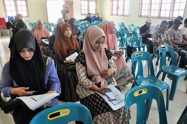 Peserta mengikuti dengan serius kegiatan Pembinaan Pemuda Pelopor Adat dalam Wilayah Kecamatan Darussalam Tahun 2023 di UDKP Kecamatan Darussalam, Kamis (7/9). (Waspada/Zafrullah)