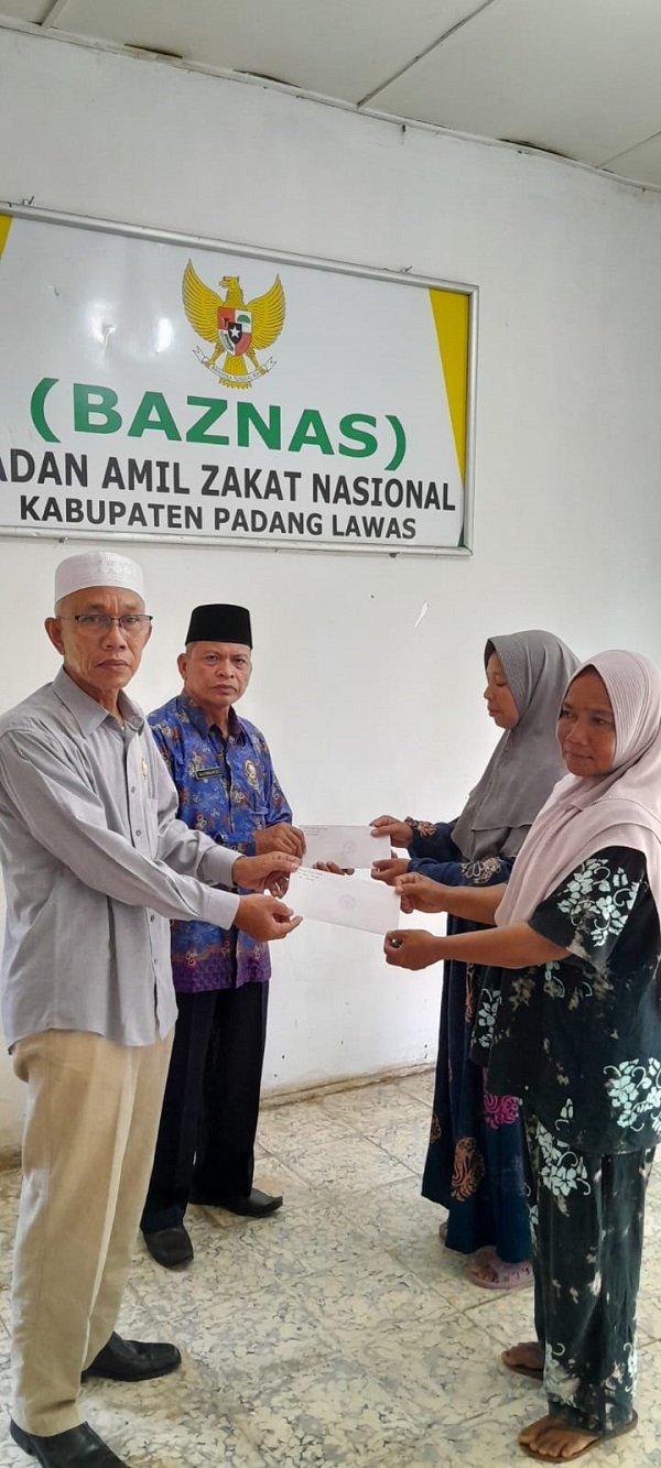 Baznas Palas menyalurkan bantuan berobat tujuh keluarga miskin dari berbagai kecamatan. Selain bantuan pendidikan kepada dua orang anak dari keluarga miskin. (Waspada/Idaham Butar Butar/B)