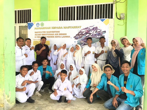 Tim pengabdian bersama Kepala SD Negeri Teulaga Tujuh, Bukhari, Kepala SMP Negeri Teulaga Tujuh, Masrizal dan Geuchiek Gampong Telaga Tujuh, Irwansyah saat melaksanakan pembuatan Rainwater Harvesting di Gampong Telaga Tujuh, Kecamatan Langsa Barat, Kamis (7/9). Waspada/dede
