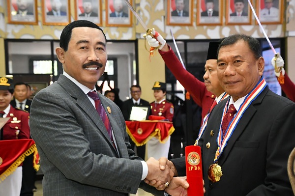 Rektor IPDN Dr Hadi Prabowo saat menganugerahi Ashari Tambunan Kartika Pamong Praja Muda dan Alumni Kehormatan. (Waspada/ist).