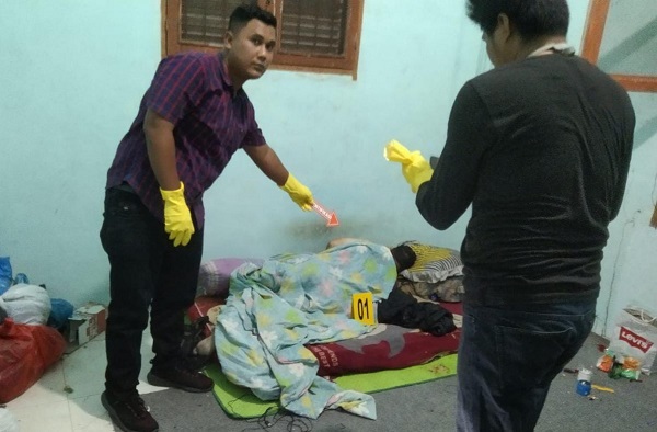 Tim Inafis melakukan olah TKP saat ditemukan jasad Yustizal Majid di Gampong Seuneubok Rambong, Idi Rayeuk, Aceh Timur, Kamis (7/9) malam. Waspada/Muhammad Ishak