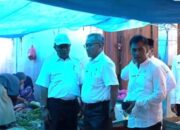 Pj Bupati Drs Azmi didampingi sejumlah Kepala SKPK saat sidak harga bahan pangan di Pasar Sianjo-Anjo Kecamatan Gunung Meriah, Aceh Singkil, baru-baru ini. WASPADA/ist