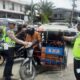 Personel Satlantas saat melakukan Operasi Zebra Seulawah di Aceh Barat, Jumat (8/9).(Waspada/Muji Burrahman)
