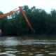 Beko long arm sedang melakukan uji coba pengerukan membuka pintu muara sungai baru dikawasan kolam manis, Rabu (6/9/2023). Pintu muara baru ini nantinya akan menjadi akses keluar masuk boat nelayan menuju dermaga tradisional Singkil. WASPADA/Ariefh