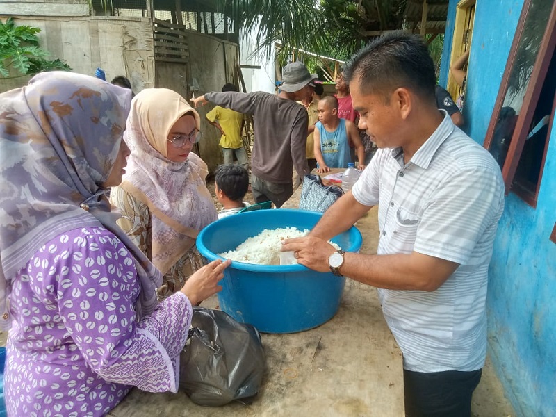 Puluhan Pekerja Bangunan Sakit Perut Makan Nasi Diduga Beras Sintetis Puluhan Pekerja Bangunan Sakit Perut Makan Nasi Diduga Beras Sintetis