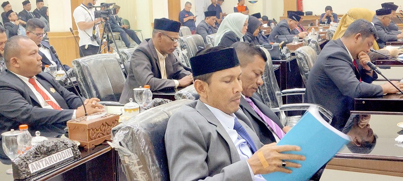 Mahfuddin Ismail Ditinggal Lagi Usai Sidang Pengesahan Anggaran 2023 Mahfuddin Ismail Ditinggal Lagi Usai Sidang Pengesahan Anggaran 2023