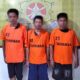Ketiga pelaku dan barang bukti yang diamankan.(Waspada/ist).