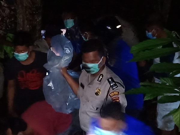 PETUGAS saat melakukan evakuasi jasad korban dari aliran parit perladangan di Dusun. Lau Pakpak Lau Baleng. Waspada/Ist.