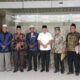 Bupati Batubara Zahir berfoto bersama dengan Ketua MUI Batubara H Ahmad Hidayat, Lc dan pengurus MUI di rumah dinas Bupati Batubara.(Waspada/Agusdiansyah Hasibuan)