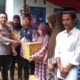Kapolres Nagan Raya AKBP Rudi Saeful Hadi didampingi  LSM RKCA menyerahkan bantuan kepada keluarga Mualaf di Beutong, Jumat (8/9).(Wadpada/Muji Burrahman)