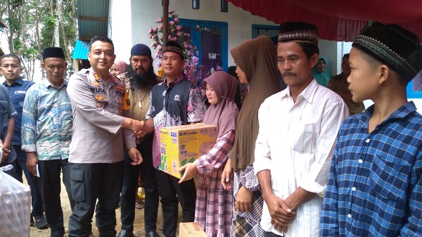 Kapolres Nagan Raya AKBP Rudi Saeful Hadi didampingi  LSM RKCA menyerahkan bantuan kepada keluarga Mualaf di Beutong, Jumat (8/9).(Wadpada/Muji Burrahman)