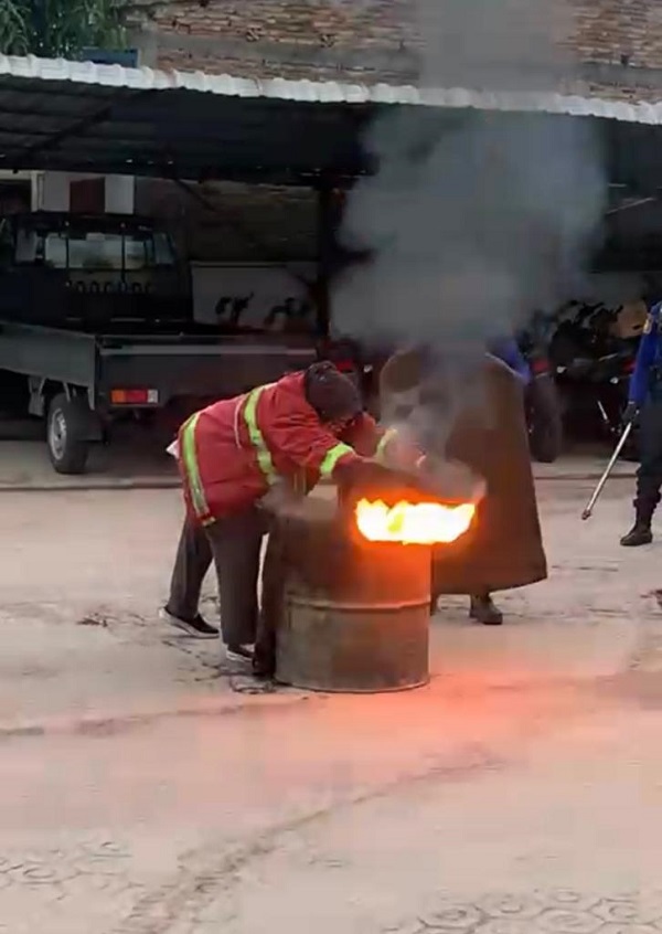 Staf dan Karyawan BO BRI Tanjungbalai melakukan pelatihan Pemadam Kebakaran. Waspada/Ist