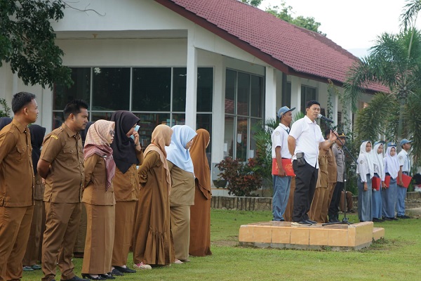 AKP. Agus M. Butar Butar, Kasat Resnarkoba Polres Padanglawas ajak siswa dan guru SMK N 1 Barumun bersama masyarakat turut berpartisipasi dalam memberantas peredaran dan penggunaan narkoba. (Waspada/Idaham Butar Butar/B)