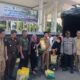 Ali Musafah memperlihatkan beras yang dijual pada pasar murah di Lapangan Merdeka Langsa, Senin (11/9) (Waspada/Ibnu Sa'dan)
