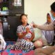 Polres Kota Pematangsiantar memberikan trauma healing dan pengobatan gratis kepada Mey Handayani Simatupang, 17, korban selamat saat terseret arus banjir di Jl. Viyata Yudha, Kel. Setia Negara, Kec. Siantar Martoba, Minggu (27/8) sore serta memberikan tali asih dan buku kepada korban dan keluarganya di Jl. Nanggordaha, Gg. Antara, Kel. Setia Negara, Jumat (1/9).(Waspada-Ist). 