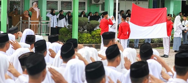 Wali Kota Susanti Dewayani (kiri) menjadi pembina upacara bendera di MAN, Jl. Singosari, Kota Pematangsiantar, Senin (11/9).(Waspada-Ist).