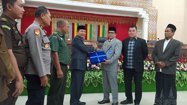 Sekda Abdya Salman Alfarisi ST, menyerahkan dokumen rancangan KUA PPAS Perubahan Abdya tahun 2023, kepada Wakil Ketua DPRK Syarifuddin, dalam rapat paripurna Senin (11/9).Waspada/Syafrizal