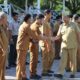 Usai memimpin apel gabungan di Lapangan Hirak, Senin (11/9), Pj Wali Kota Lhokseumawe Dr Drs. Imran, M.Si, MA berjabat tangan dengan para pejabat lingkungan pemko. Zainuddin. Waspada/Zainuddin Abdullah