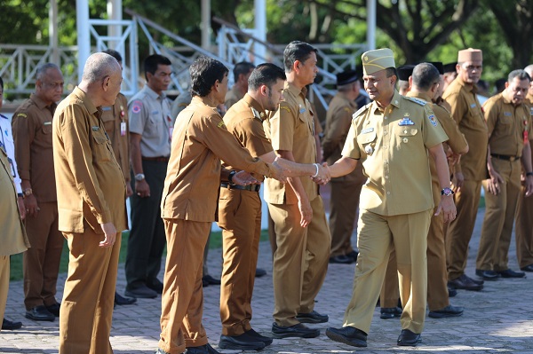 Usai memimpin apel gabungan di Lapangan Hirak, Senin (11/9), Pj Wali Kota Lhokseumawe Dr Drs. Imran, M.Si, MA berjabat tangan dengan para pejabat lingkungan pemko. Zainuddin. Waspada/Zainuddin Abdullah