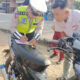 Personel Lantas Polres Palas pada Operasi Zebra Toba 2023 menindak seorang Pelajar yang melanggar dengan tidak memakai helm saat berkendara di Jl KH Dewantara Sibuhuan, Minggu (10/9) (Waspada/Ist)