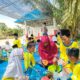 Wali Kelas IV, Aznita Tanjung (jilbab merah), saat mendampingi kegiatan P5 SD Muhasaba.(Waspada/ist)